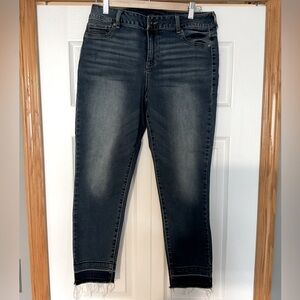 Maurices Frayed Hem Jeggings Size Large Regular